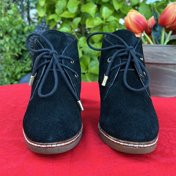 Tory Burch Black Suede Sherpa Lined Heeled Ankle Booties - Picture 12 of 17
